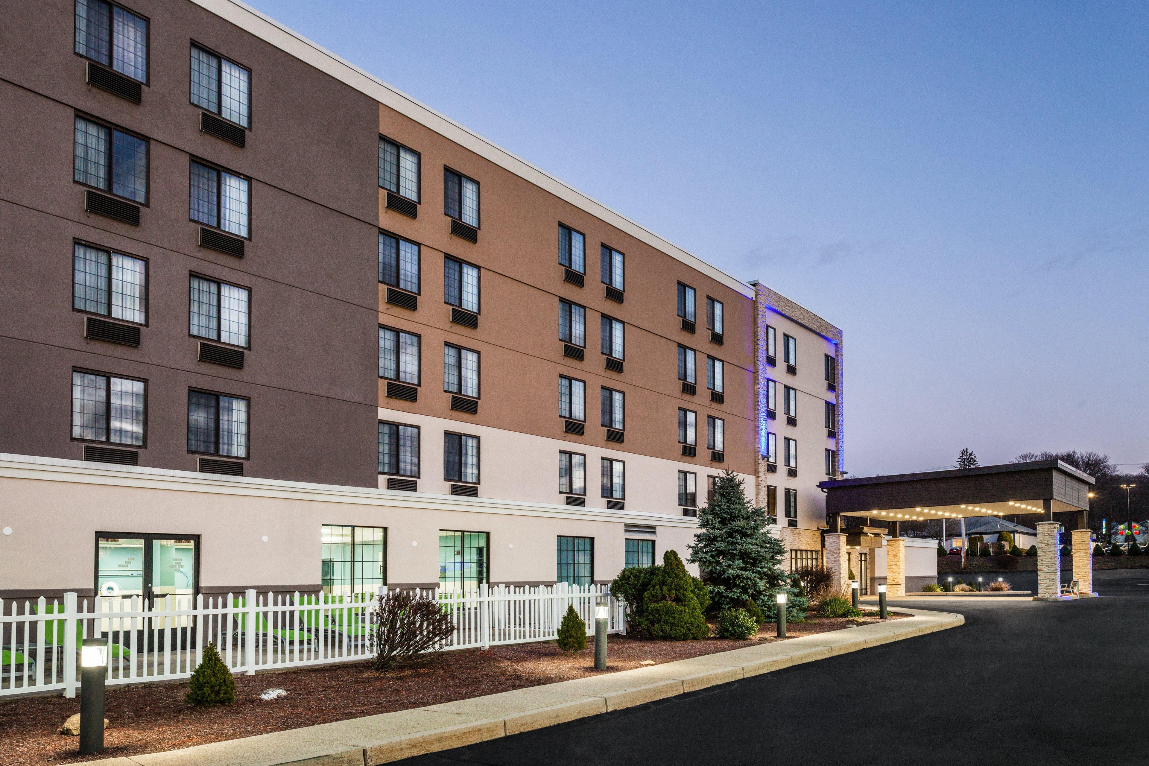 Holiday Inn Express Hotel & Suites Providence-Woonsocket By Ihg Exterior photo
