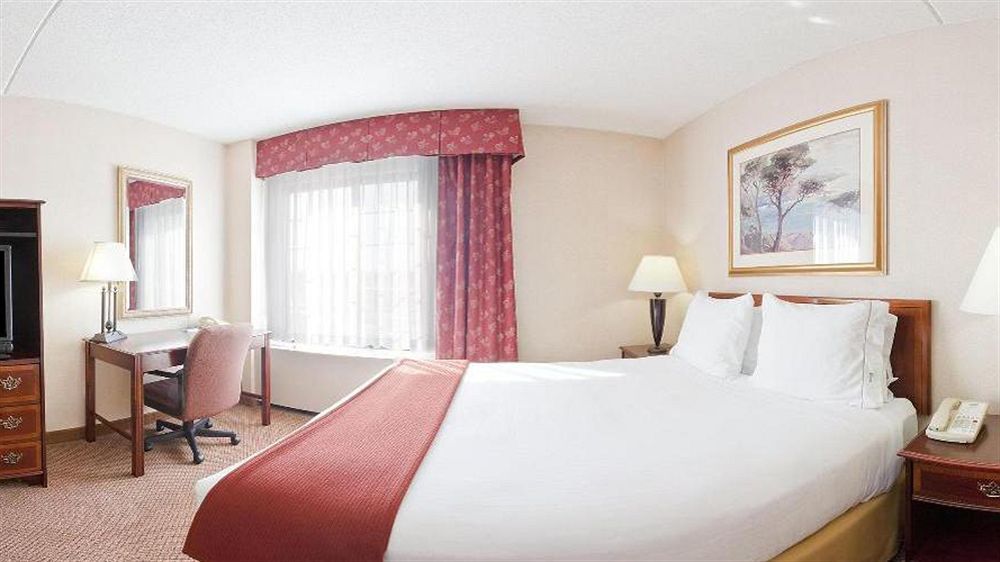 Holiday Inn Express Hotel & Suites Providence-Woonsocket By Ihg Exterior photo