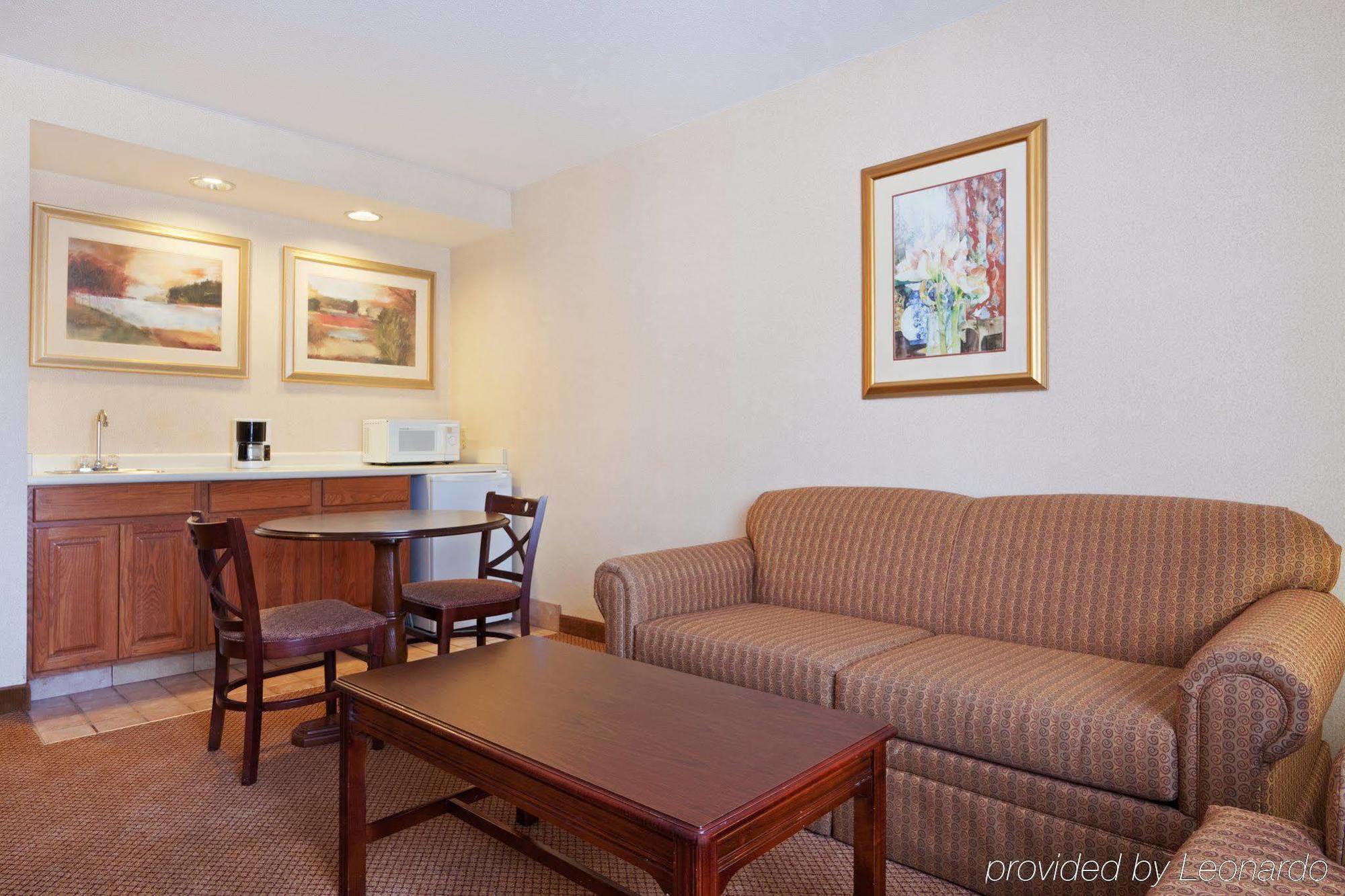 Holiday Inn Express Hotel & Suites Providence-Woonsocket By Ihg Room photo